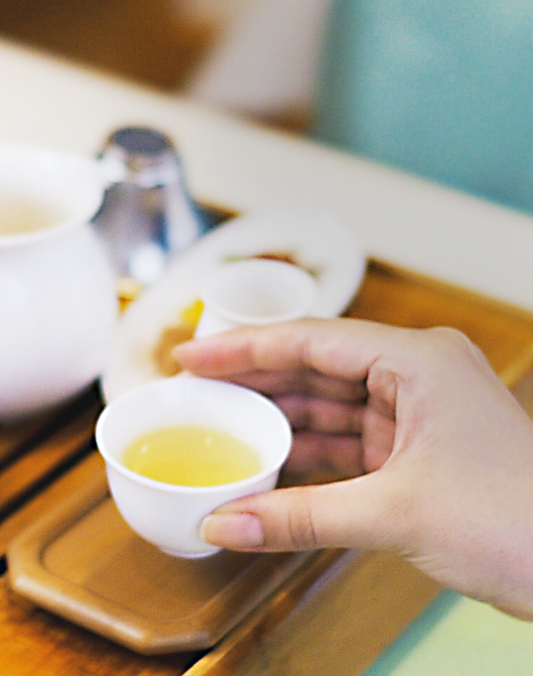 食事風景 お茶を飲む